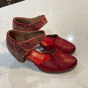 L’Artiste Red Toolie Mary Jane Shoe size 39
